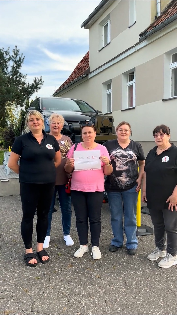 Pięć przedstawicielek Koła Gospodyń Wiejskich Super Babki przed symulatorem dachowania w Wielkim Dworze