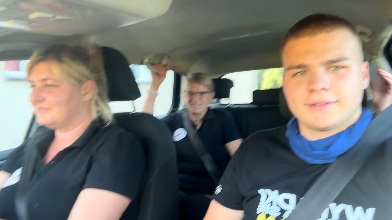 Super Babki z Koła Gospodyń Wiejskich wewnątrz samochodu podczas obrotu w symulatorze dachowania